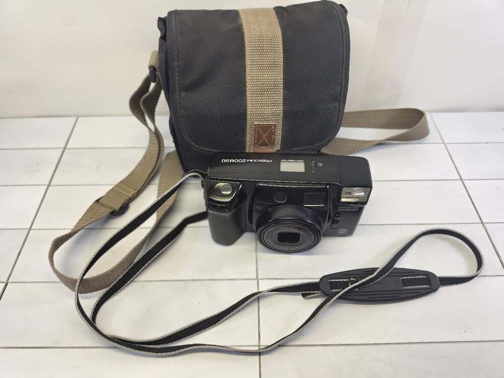Minolta Freedom Zoom 90 35mm Film Point and Shoot Camera, 38-90
